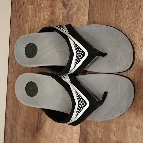 Vionic Men's Flip Flops Black, Gray and Silver size 10 - Picture 1 of 11